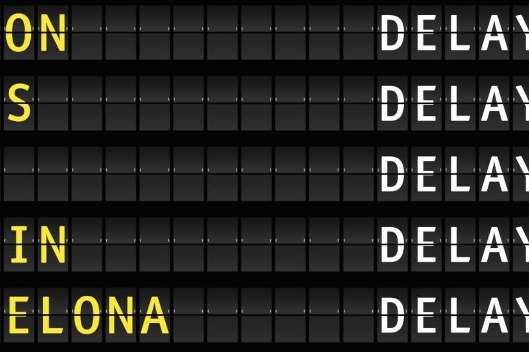 Repülőtéri kijelző késett járatokkal