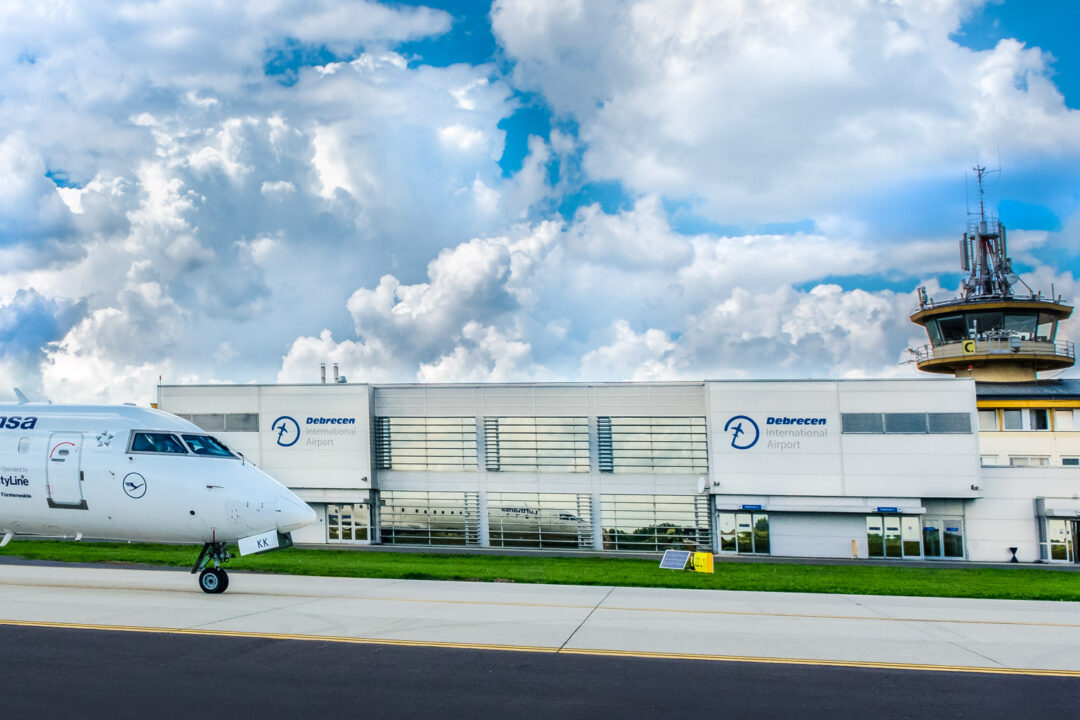 Preventív pályakarbantartás a Debrecen Nemzetközi Repülőtéren