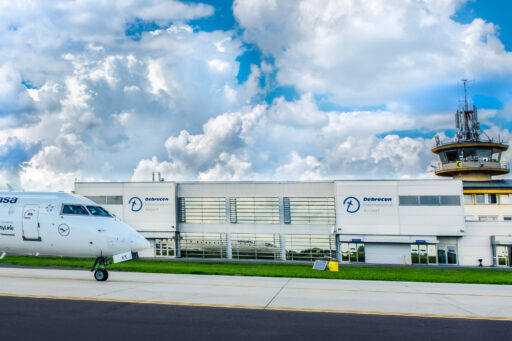 Preventív pályakarbantartás a Debrecen Nemzetközi Repülőtéren