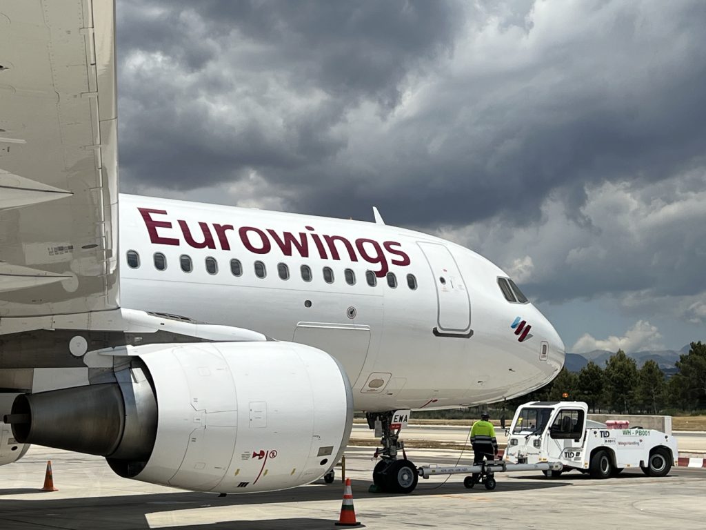 Eurowings A320 repülőgép a repülőtéren – Illusztráció a Vereinigung Cockpit pilóta szakszervezet 2026. április 13-i sztrájkja miatti kártérítési tájékoztatóhoz.